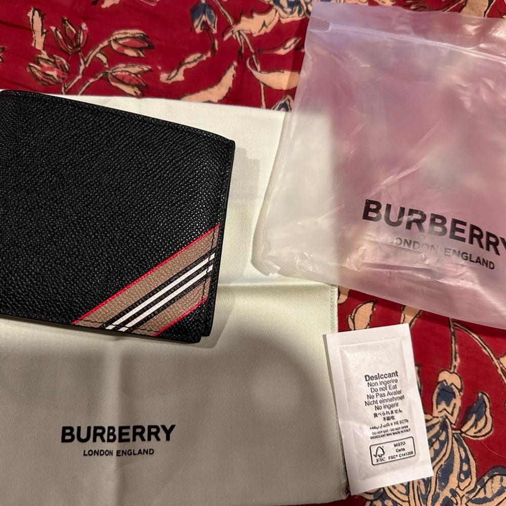 Burberry Wallet Men'S Bifold Billfold Striped Leather Black 8033072 - Brand New